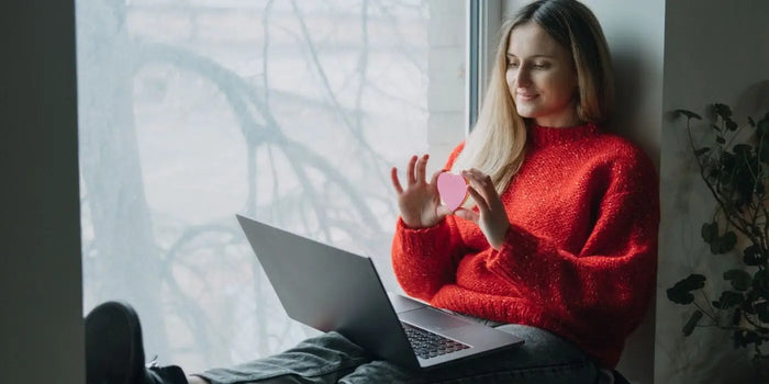 Femme qui cherche à acheter un soutien-gorge adhésif de qualité.