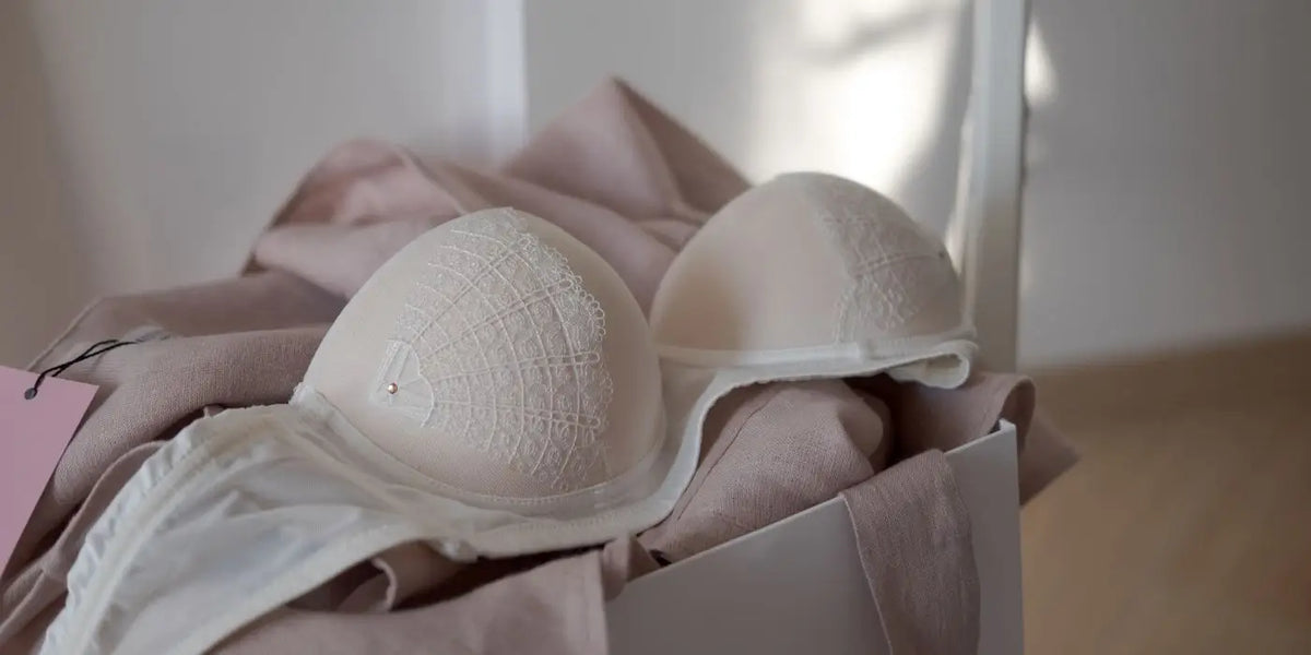 Soutien-gorge corbeille posé sur une pile de linge.