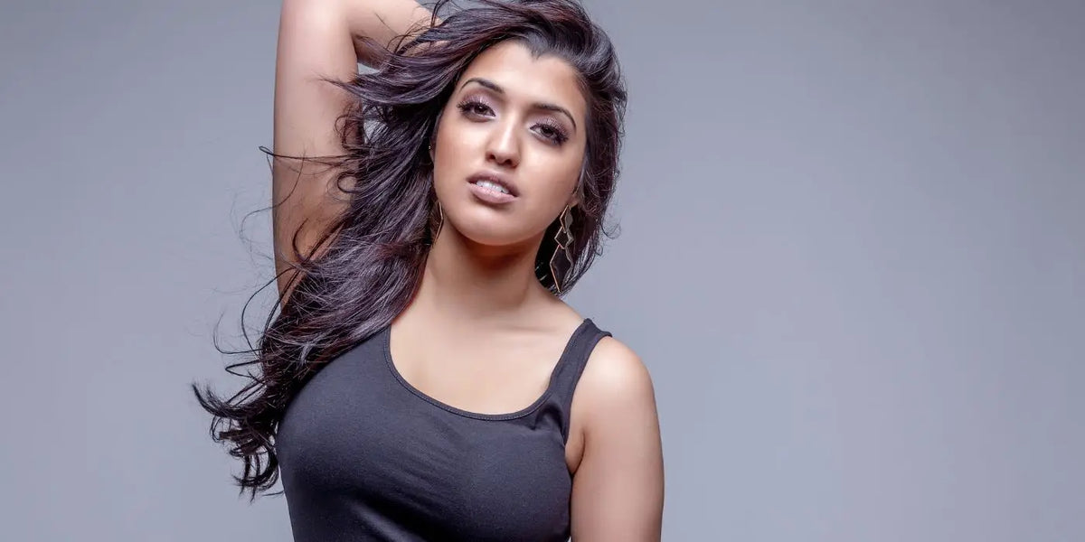 Femme portant un soutien-gorge adhésif pour poitrine généreuse.