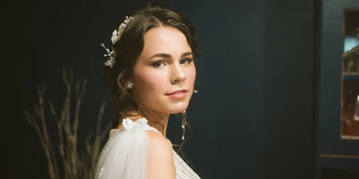 Mariée portant un bijou de cheveux bohème.