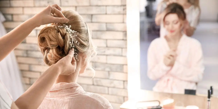 Mariée coiffée par un styliste, portant un bijou de cheveux.