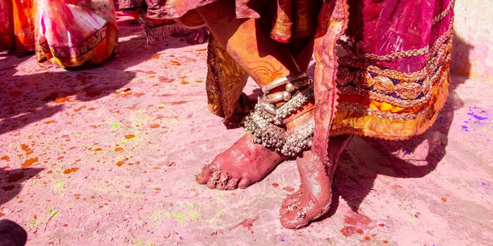 Femme portant des bracelets de cheville.