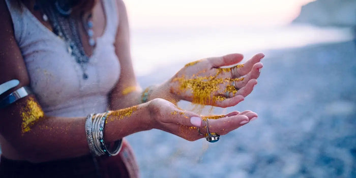 Femme portant des bijoux de corps boho-chic.