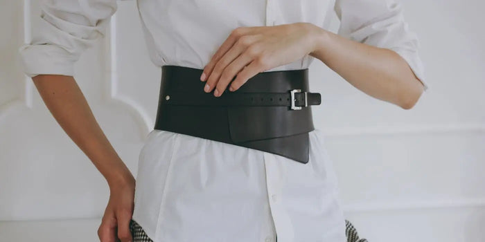 Ceinture en cuir noir pour body en dentelle. 