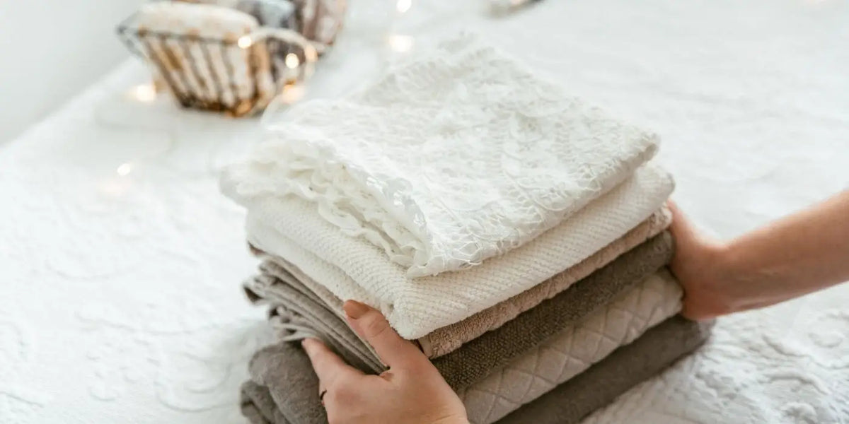 Pile de linge contenant de la dentelle.