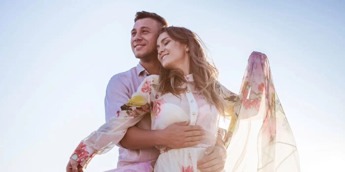 Couple romantique, la femme porte une robe fluide au-dessus d'un body en dentelle.