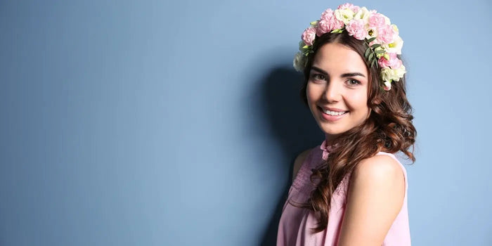 Femme portant un headband fleuri.