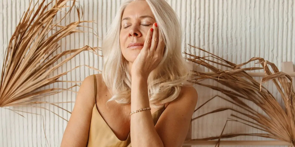 Femme bien dans sa peau grâce au cache-téton gel.