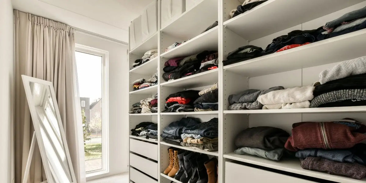 Garde-robe de femme.