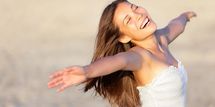 Femme portant un haut bustier avec des cache-tétons.