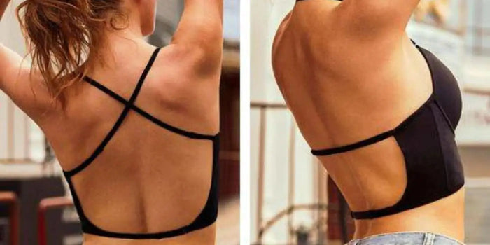 Femme portant un soutien-gorge aux bretelles croisées. 