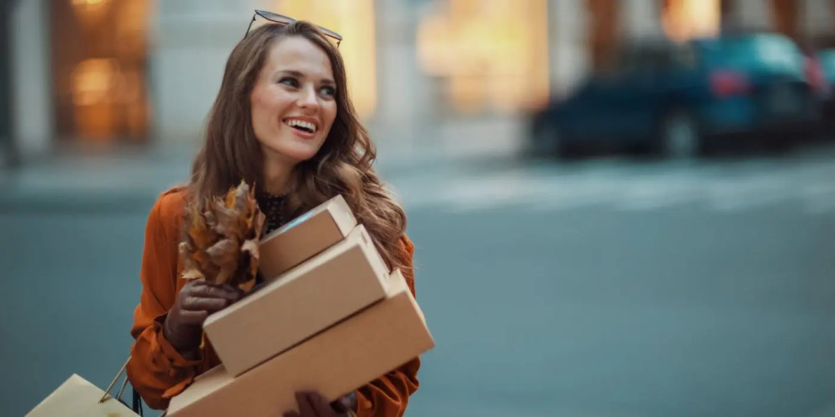 Femme de 40 ans recevant une pile de cadeaux.