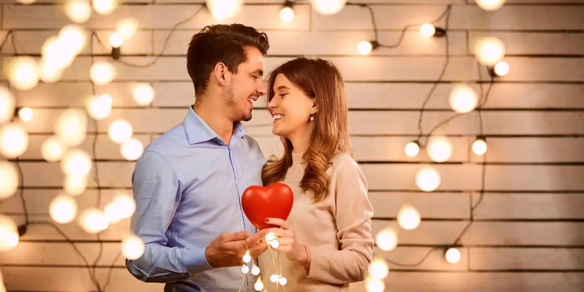 Un homme offre à sa femme un cadeau de Saint-Valentin dans un cadre romantique. 