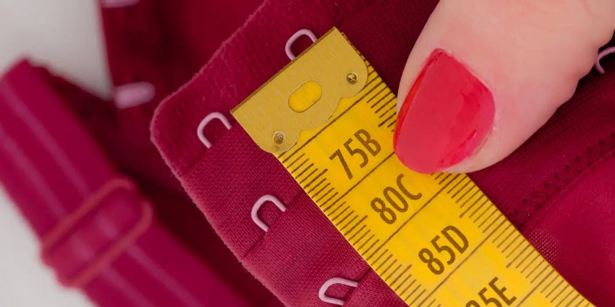 Femme mesurant sa taille de soutien-gorge US