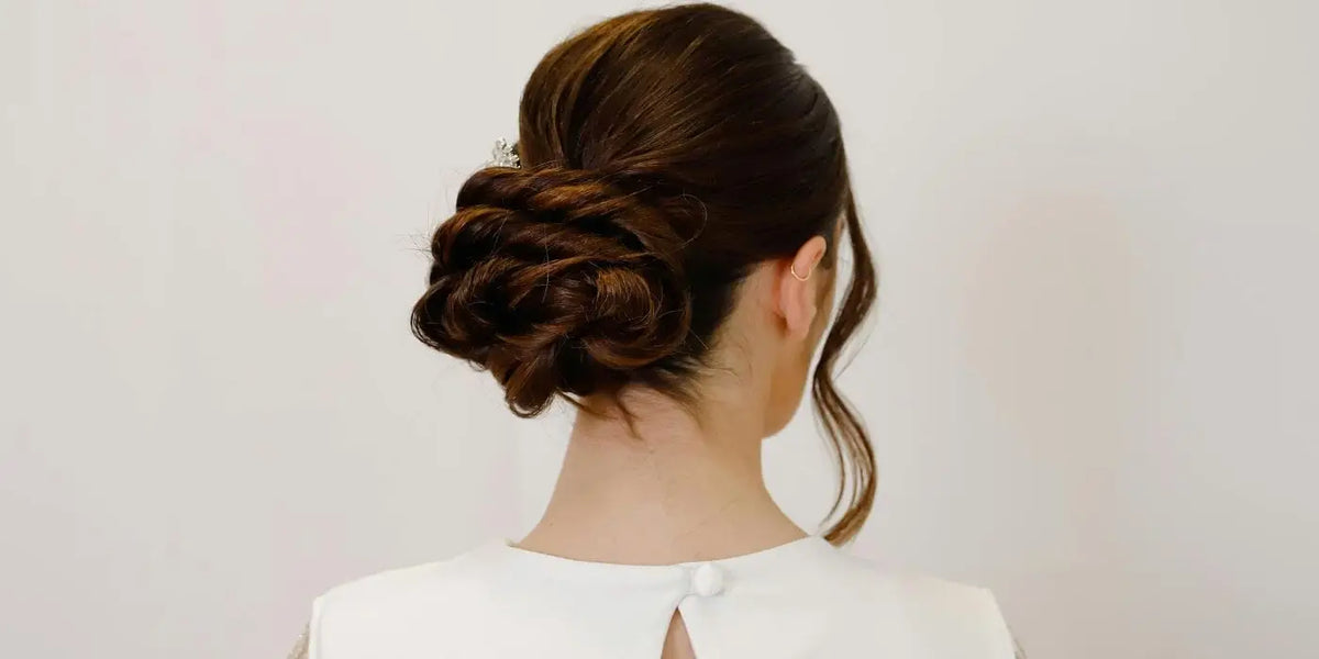 Femme portant un chignon flou. 
