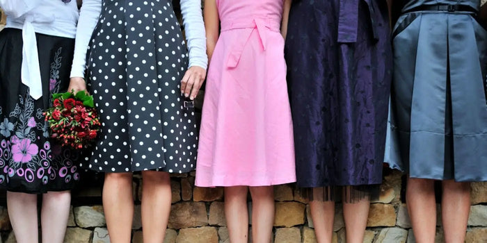 Femmes portant des jupes différentes.
