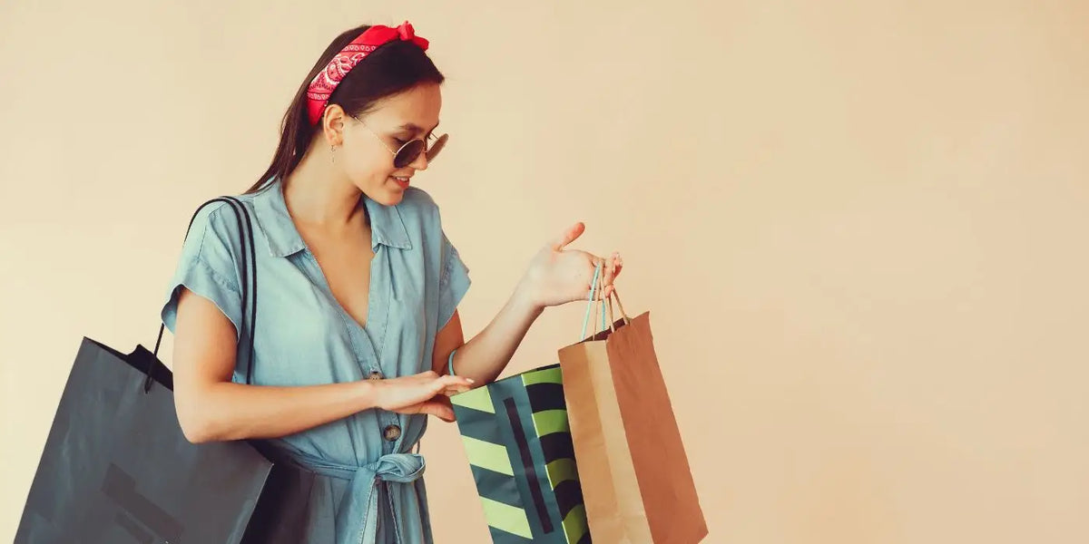 Femme faisant du shopping pour choisir une robe.