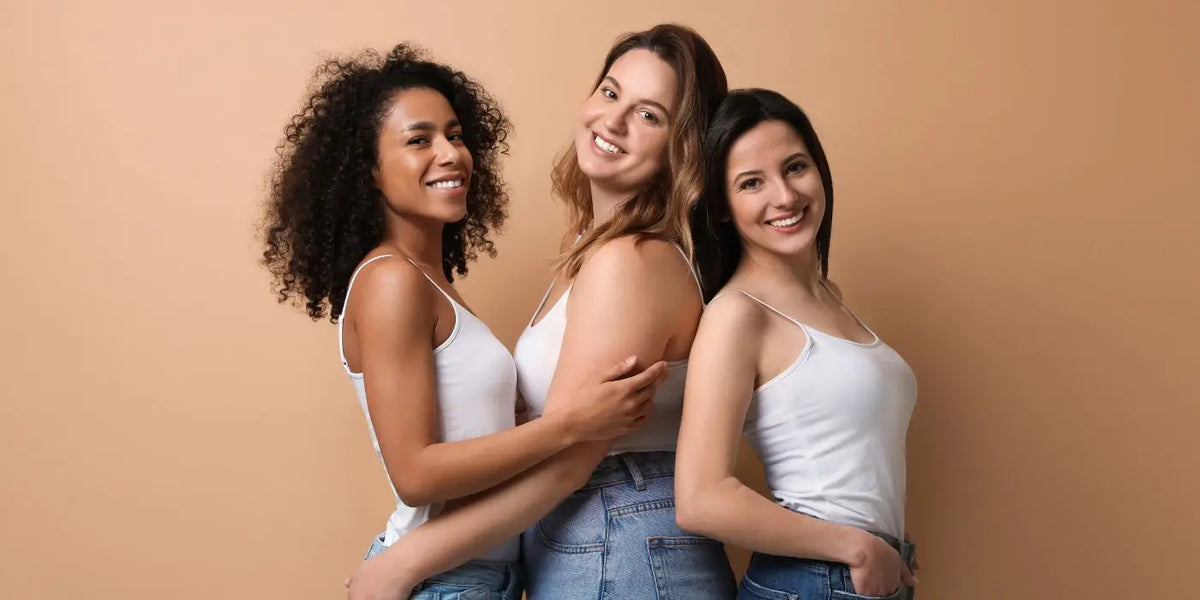 Trois femmes souriantes aux morphologies différentes.