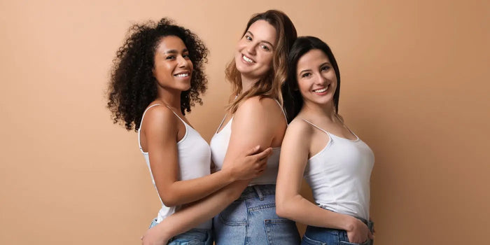 Trois femmes souriantes aux morphologies différentes.