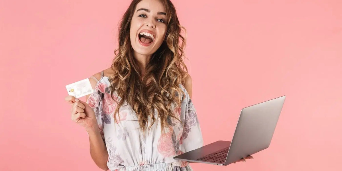 Femme faisant du shopping en ligne.