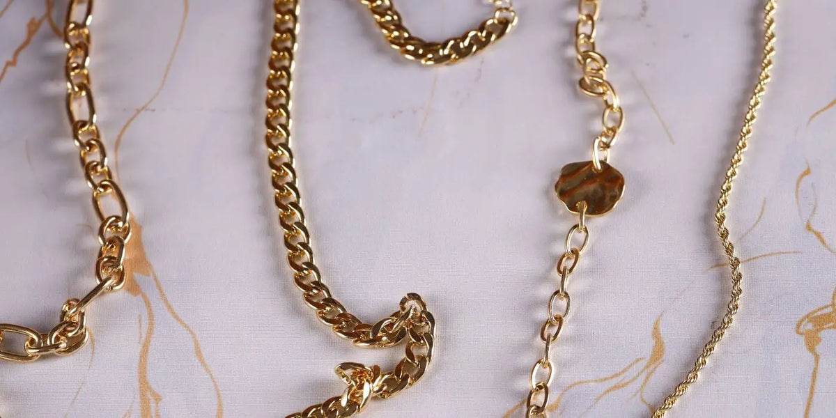 Chaînes dorées de collier de dos.