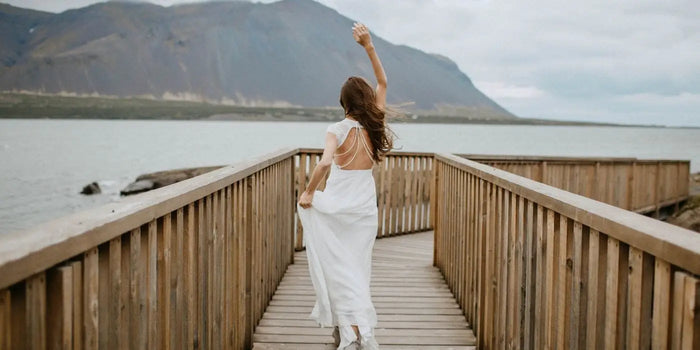 Mariée portant un collier de dos blanc.
