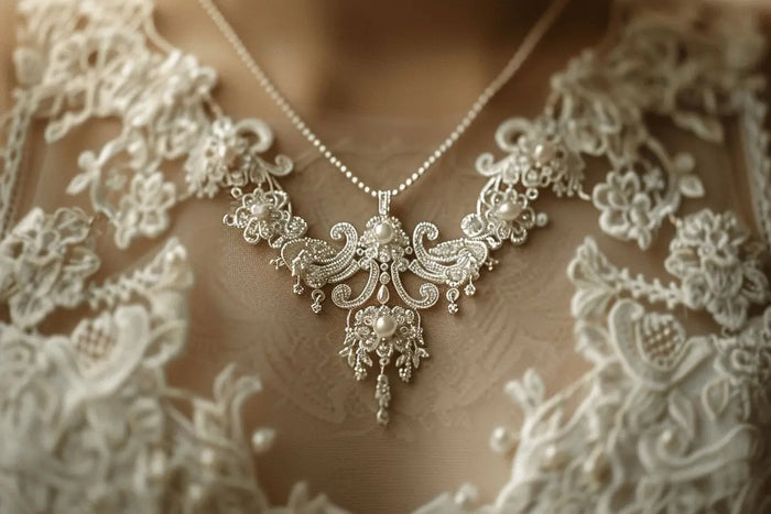 Collier de dos : l'accessoire idéal pour sublimer une robe, attention à éviter cette faute !