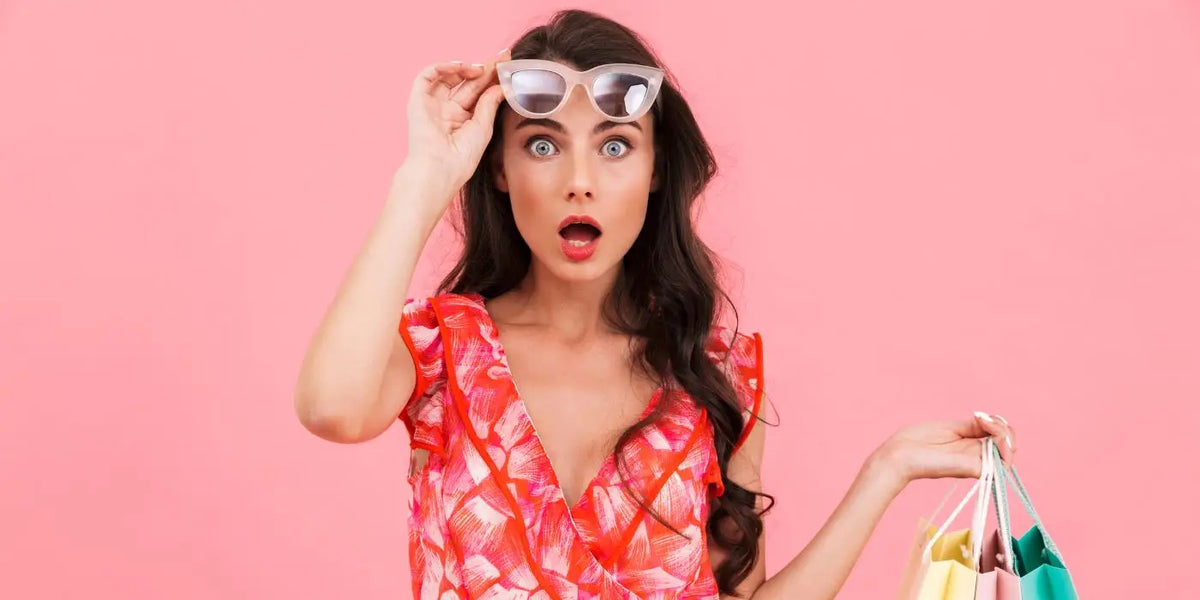 Femme surprise portant une robe à imprimés.