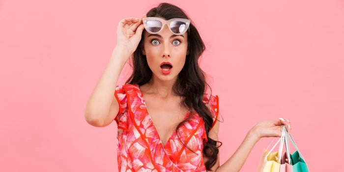 Femme surprise portant une robe à imprimés.