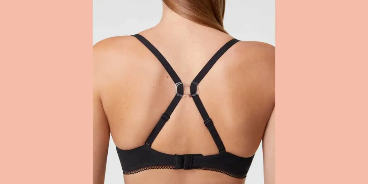 Femme de dos portant une clip attache bretelle soutien-gorge pour faire un dos croisé.
