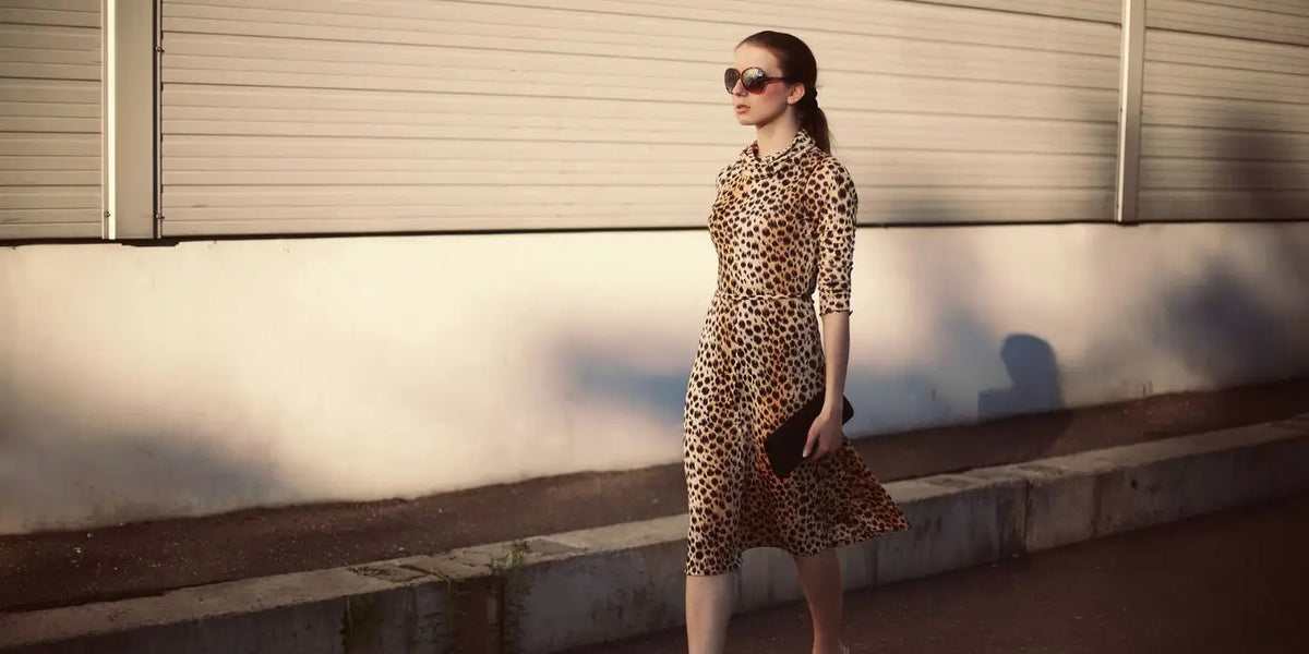 Femme portant une robe léopard élégante.