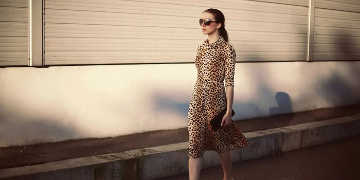 Femme portant une robe léopard élégante.