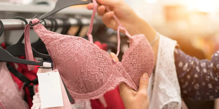 Femme choisissant un soutien-gorge dans une boutique.