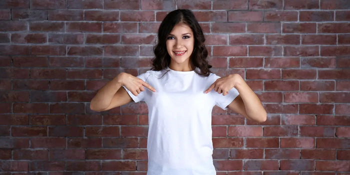 Femme portant un soutien-gorge invisible sous un haut blanc.