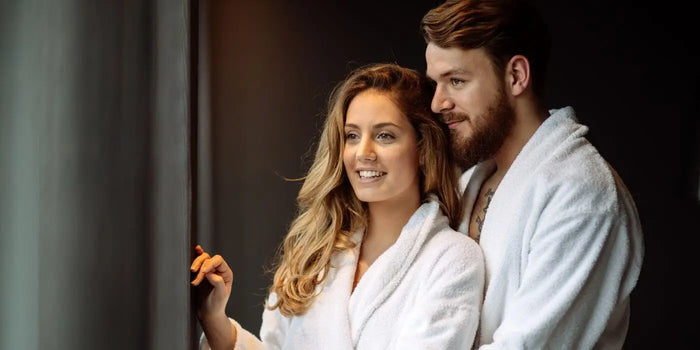 Couple de jeunes mariés après leur nuit de noces.