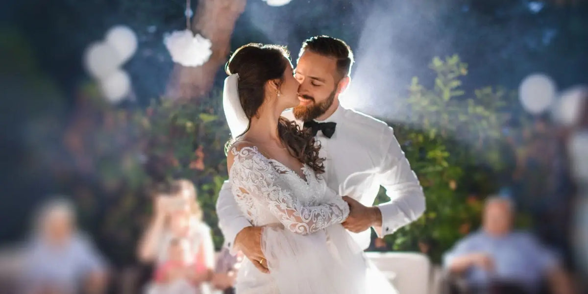 Couple de mariés le soir de leur mariage.