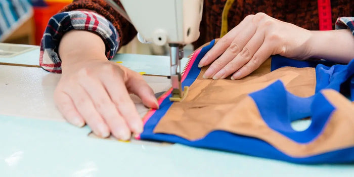 Couturière cousant de la lingerie pour femme.