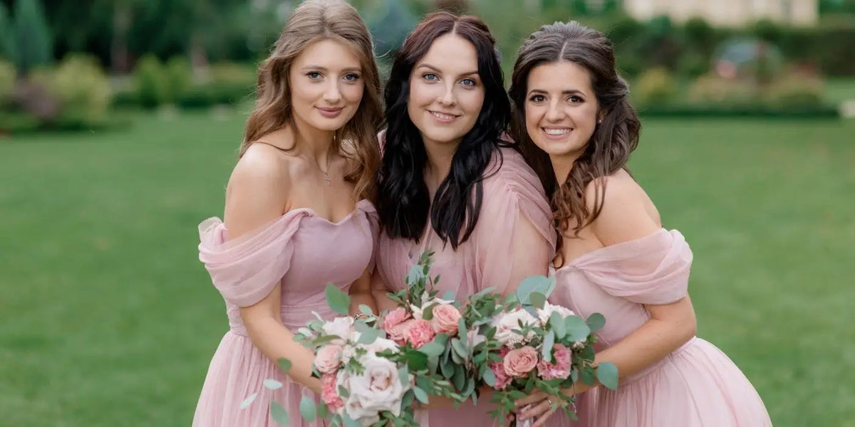 3 demoiselles d'honneur portant des robes roses.