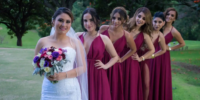 Demoiselles d'honneur portant des robes de couleur vive.