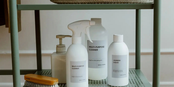 Détergents pour le nettoyage de la maison et des vêtements.