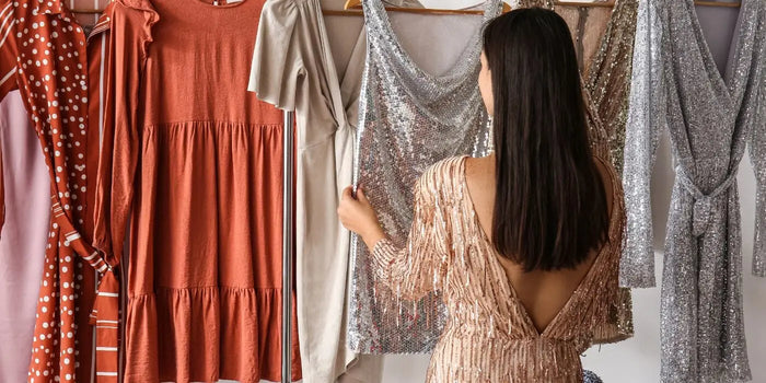 Femme portant une robe dos nu, choisissant une autre robe.