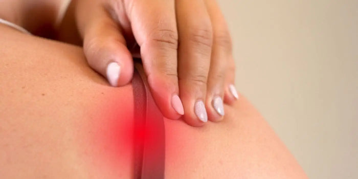 Femme ayant des douleurs à cause de soutien-gorge à bretelles.