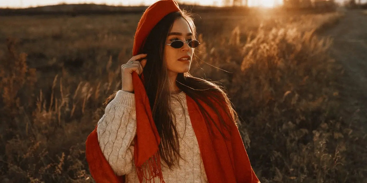 Femme portant une écharpe orange large.