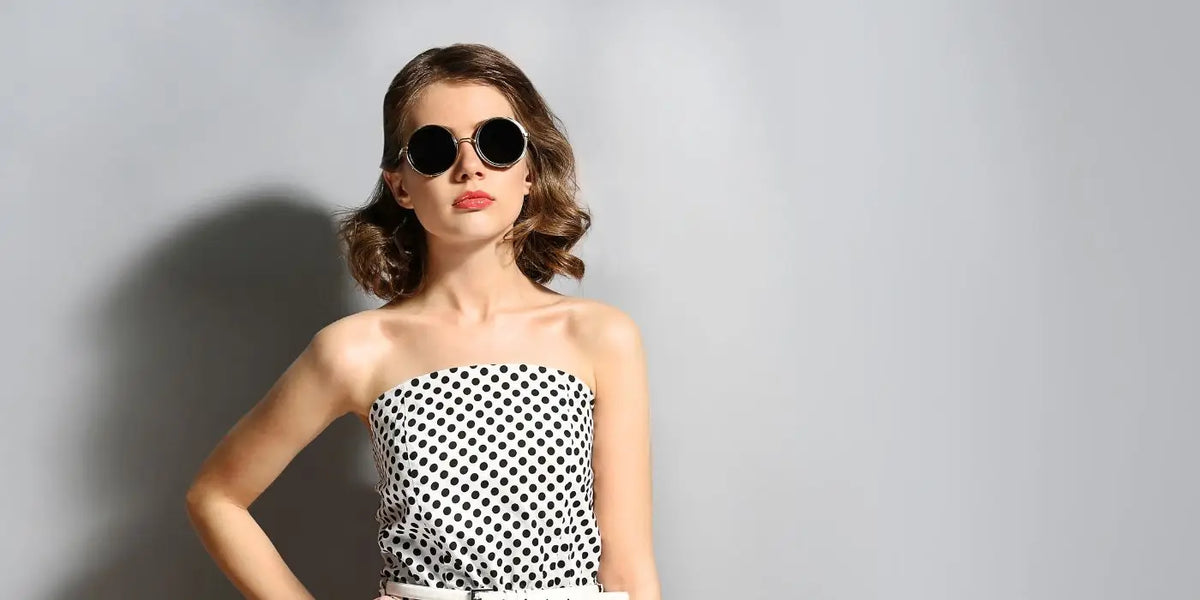 Femme portant une robe bustier avec un soutien-gorge adhésif.