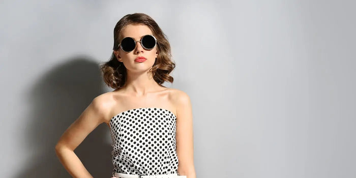 Femme portant une robe bustier avec un soutien-gorge adhésif.