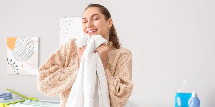 Femme qui profite d'un linge bien entretenu.