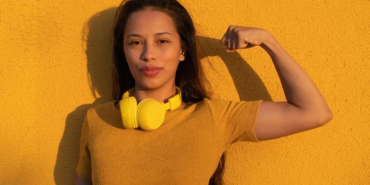 Femme confiante grâce à un soutien-gorge adhésif de qualité.