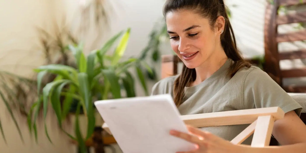 Femme lisant des instructions sur papier.