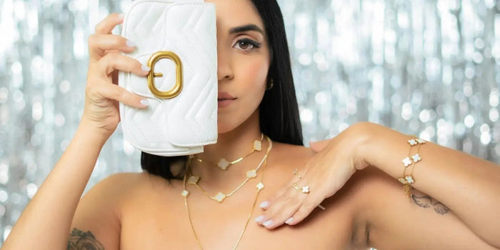 Une femme porte une parure de bijoux de corps glamour.