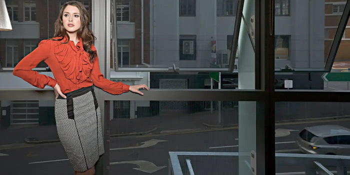 Femme portant une jupe crayon à motifs au travail.